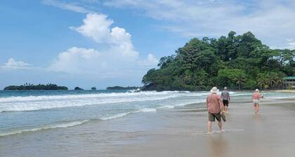 FREE snorkel trip with 2 night stay. Starlink, 3 Queen Bd, On the water.