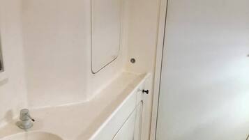 Dusche, Bidet, Handtücher, Seife