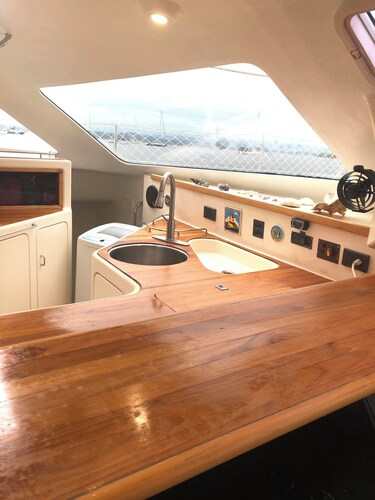 Unique stay on the water! 3-br yacht in the Bocas del Toro archipelago. Explore!