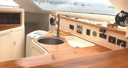 Unique stay on the water! 3-br yacht in the Bocas del Toro archipelago. Explore!