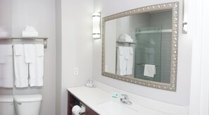 Standard Single Room | Bathroom | Hair dryer, towels, soap, shampoo - Parke Regency Hotel & Conference Center (Bloomington)
