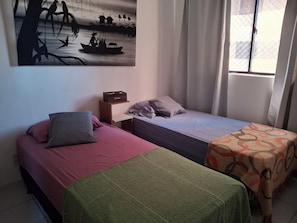 Tabla de planchar con plancha, wifi, ropa de cama
