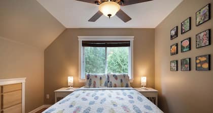 Mt Baker Cabin | Hot Tub, EV Charger & Pet-friendly
