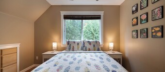 Mt Baker Cabin | Hot Tub, EV Charger & Pet-friendly
