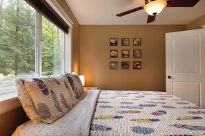 Escritorio, wifi gratis y ropa de cama 