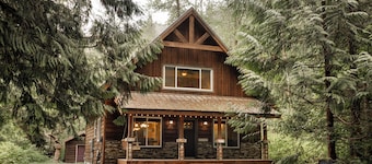 Mt Baker Cabin | Hot Tub, EV Charger & Pet-friendly
