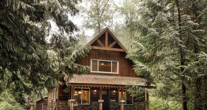 Mt Baker Cabin | Hot Tub, EV Charger & Pet-friendly
