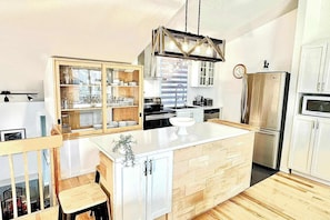 Wasserkocher mit Kaffee-/Teezubehör, Kühlschrank, Mikrowelle, Ofen