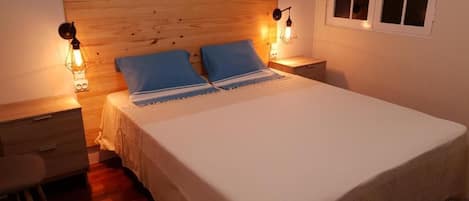 Escritorio, cortinas blackout, insonorización y wifi gratis