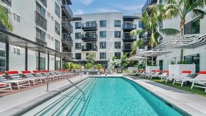 Outdoor pool - Cozy modern Hollywood Getaway (Beverly Hills)