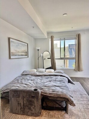 1 bedroom, iron/ironing board, free WiFi, bed sheets - Cozy modern Hollywood Getaway (Beverly Hills)