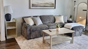 Living area - Cozy modern Hollywood Getaway (Beverly Hills)