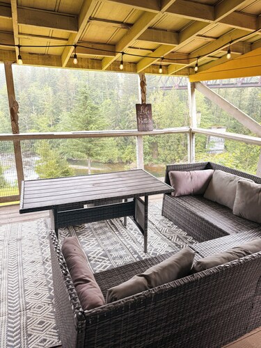     Spacious Riverfront Retreat Perfect for Families & Groups Near Enumclaw