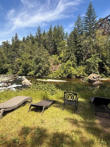     Spacious Riverfront Retreat Perfect for Families & Groups Near Enumclaw