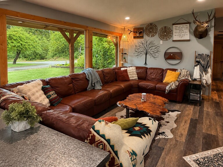 Spacious Riverfront Retreat Perfect For Families & Groups Near Enumclaw - Enumclaw, WA
