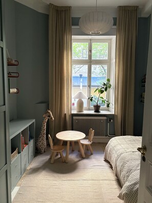 Een strijkplank/strijkijzer, wifi, beddengoed