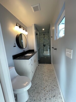 Shower, towels, soap, toilet paper - Wonderful 2-bedroom, 2- bath apartment with AC in old town Lafayette (Lafayette)