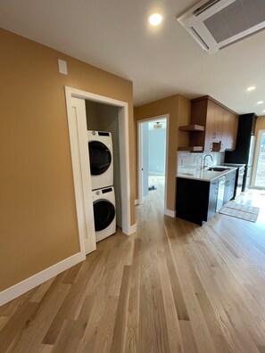 Private kitchen - Wonderful 2-bedroom, 2- bath apartment with AC in old town Lafayette (Lafayette)