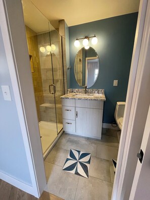 Shower, towels, soap, toilet paper - Wonderful 2-bedroom, 2- bath apartment with AC in old town Lafayette (Lafayette)