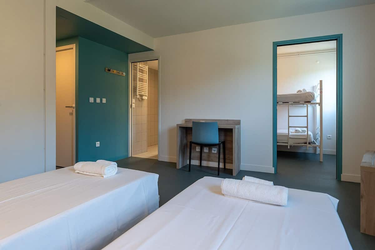 Habitación cuádruple familiar | Escritorio, wifi gratis y ropa de cama