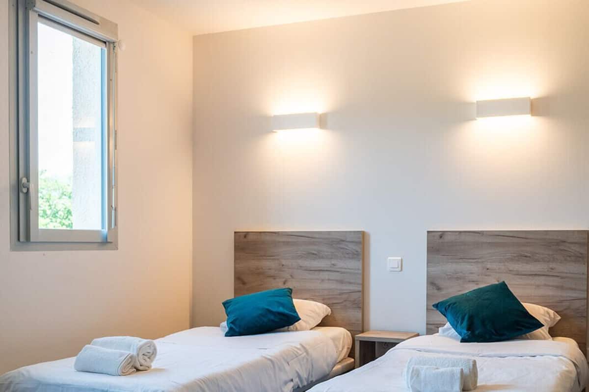 Habitación con 1 cama matrimonial o 2 individuales | Escritorio, wifi gratis y ropa de cama