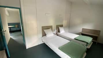 Family Quadruple Room | Desk, free cribs/infant beds, free WiFi, bed sheets