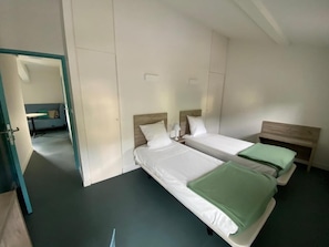 Chambre Quadruple Familiale | Bureau, lits bébé (gratuits), Wi-Fi gratuit, draps fournis
