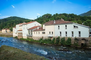 Vista frontal de la propiedad
