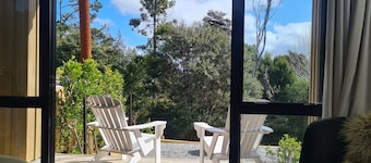 Sandspit Sanctuary. Surrounded by birdsong. Close to Matakana, Omaha and Marina