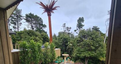 Sandspit Sanctuary. Surrounded by birdsong. Close to Matakana, Omaha and Marina