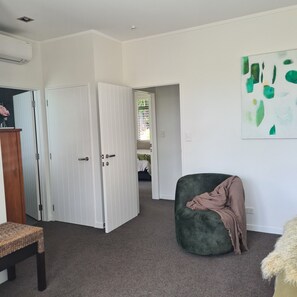 Interior - Sandspit Sanctuary.  Surrounded by birdsong. Close to Matakana, Omaha and Marina (Sandspit)