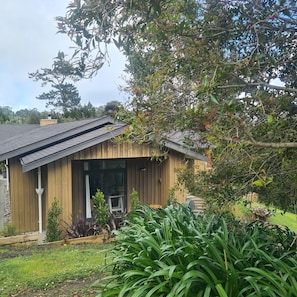 Exterior - Sandspit Sanctuary.  Surrounded by birdsong. Close to Matakana, Omaha and Marina (Sandspit)