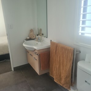 Shower, hair dryer, towels, soap - Sandspit Sanctuary.  Surrounded by birdsong. Close to Matakana, Omaha and Marina (Sandspit)