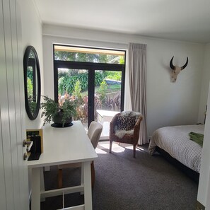 2 bedrooms, iron/ironing board, WiFi, bed sheets - Sandspit Sanctuary.  Surrounded by birdsong. Close to Matakana, Omaha and Marina (Sandspit)