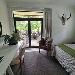 2 bedrooms, iron/ironing board, WiFi, bed sheets - Sandspit Sanctuary.  Surrounded by birdsong. Close to Matakana, Omaha and Marina (Sandspit)