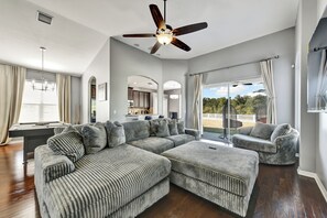 Living area - Amazing property (Riverview)
