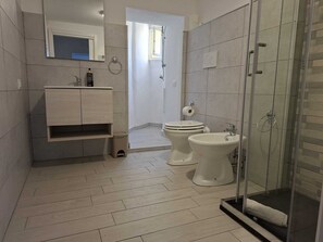 Apartamento, balcón, vistas parciales al mar | Baño | Zapatillas