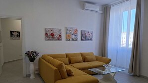 Apartemen, balkon, pemandangan laut terbatas | Area keluarga | Smart TV 65-inci dengan saluran TV satelit
