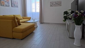 Apartemen, balkon, pemandangan laut terbatas | Area keluarga | Smart TV 65-inci dengan saluran TV satelit