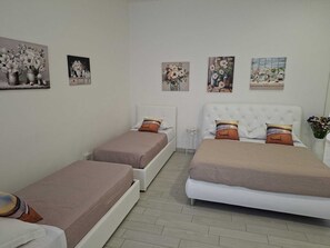 Appartamento, balcone, vista mare parziale | Tende oscuranti, ferro/asse da stiro, Wi-Fi gratuito