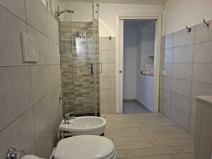 Appartamento, balcone, vista mare parziale | Bagno | Pantofole