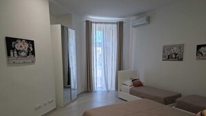Apartemen, balkon, pemandangan laut terbatas | Tirai kedap cahaya, setrika/meja setrika, dan Wi-Fi gratis