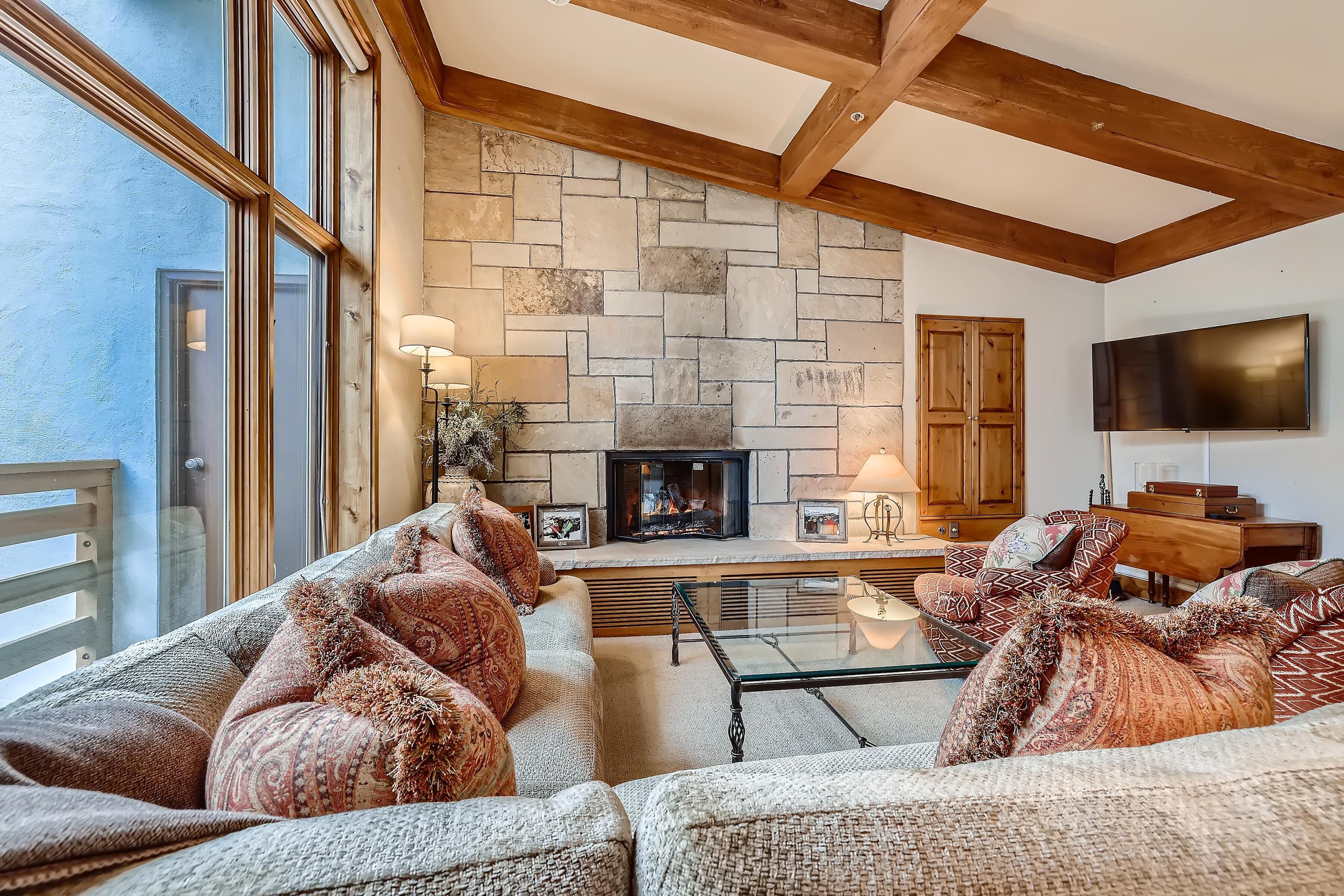 Condo, Multiple Beds (Treetops 5C, 3BD Ski-In Ski-Out Condo) | Living area