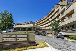 Eine mehrstöckige Parkgarage mit einem Schild, auf dem 'The Seasons at Avon' steht, und Verweisen auf 'Vail Resorts TV8', 'The SLIFERhouse' und 'First Western Trust'.