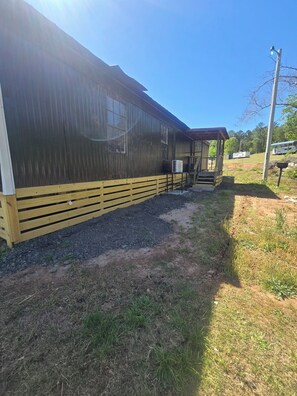 Property grounds - Adorable 2-bedroom 1- full bath  mobile home with AC close to Lake Keowee, SC (Seneca)