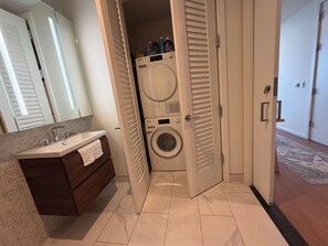 Een bubbelbad, een haardroger, een bidet, handdoeken
