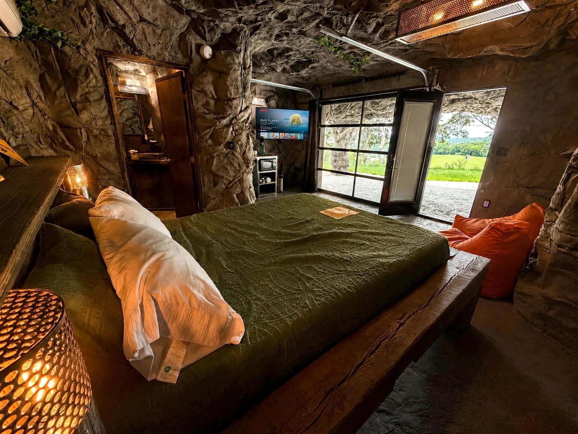 Una habitación con cama, televisión y vistas al exterior.