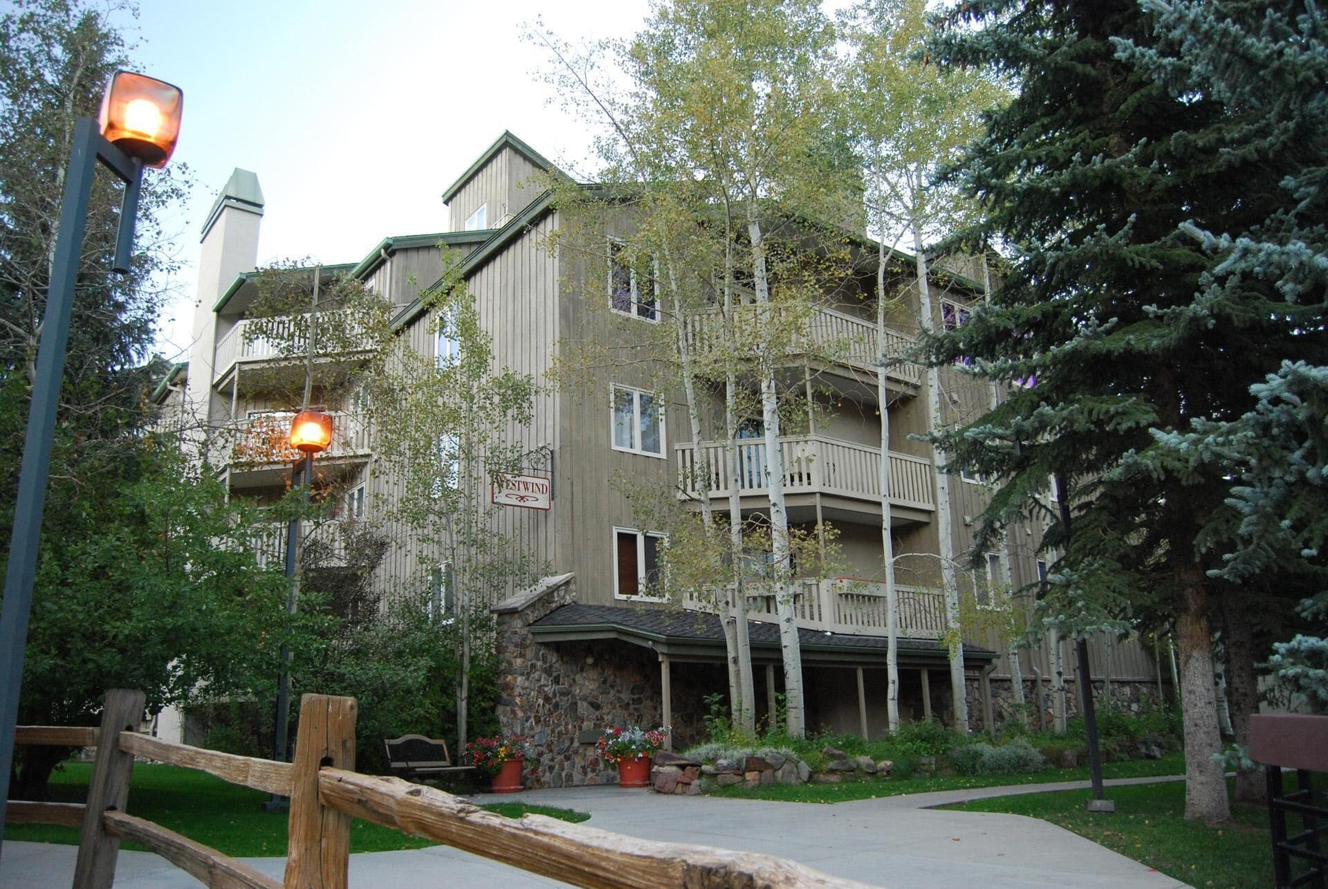 Un edificio de varios pisos con balcones, una entrada de piedra y un letrero que dice 'Westwind'.