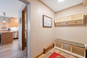 Eine moderne Küche mit Holzausstattung, einem eingebauten Geschirrspüler und einer Pendelleuchte.