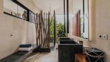 Vila superluxo, 4 quartos, piscina particular | Banheiro | Banheira e chuveiro separados, produtos de toalete grátis